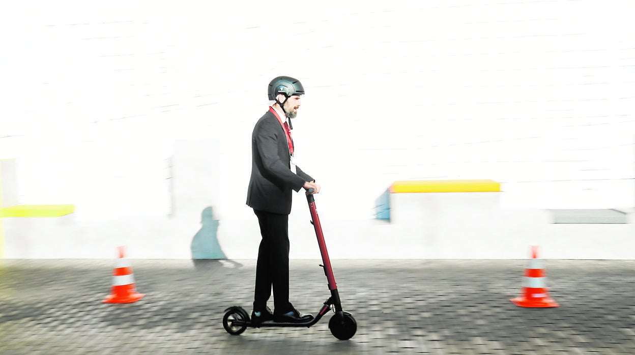 Un visitante, probando ayer el patinete eléctrico de Seat