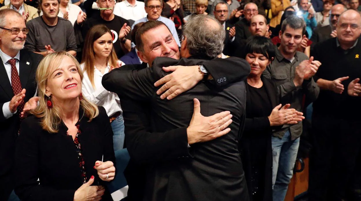 Arnaldo Otegui y Quim Torra se abrazan durante el acto de hoy