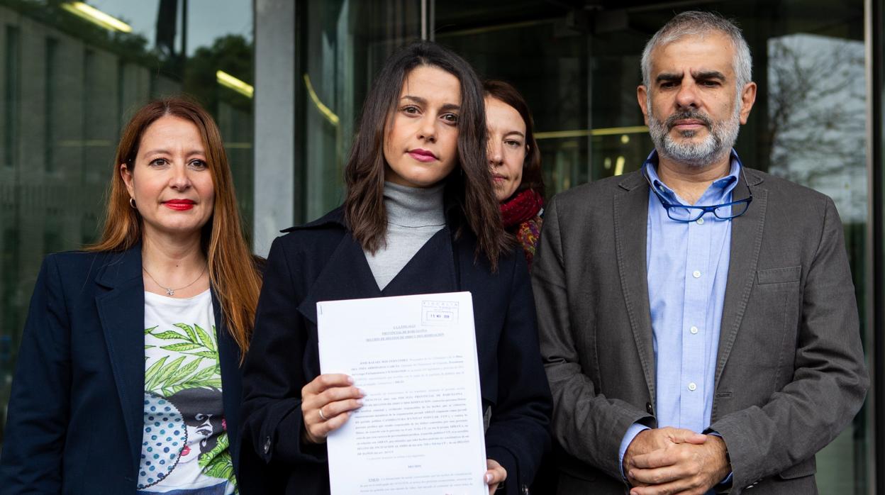 La líder de Ciudadanos en Cataluña, Inés Arrimadas, acompañada de los diputados del partido Carlos Carrizosa y Sonia Sierra