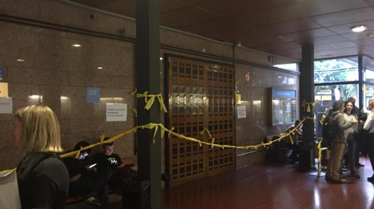 Los radicales han atado lazos amarillos ante el auditorio de la Universidad de Barcelona donde se celebró el acto