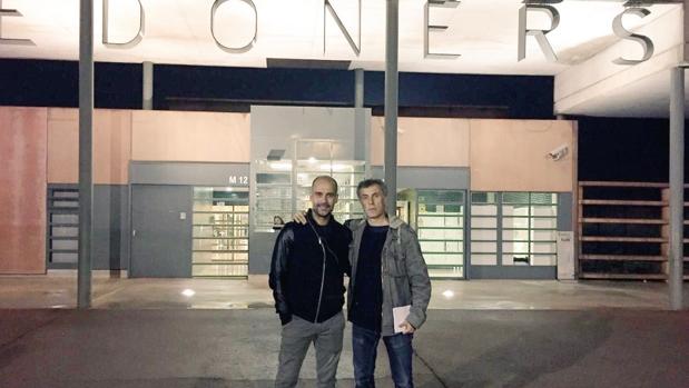 Guardiola visita en Lledoners a los presos del 1-0
