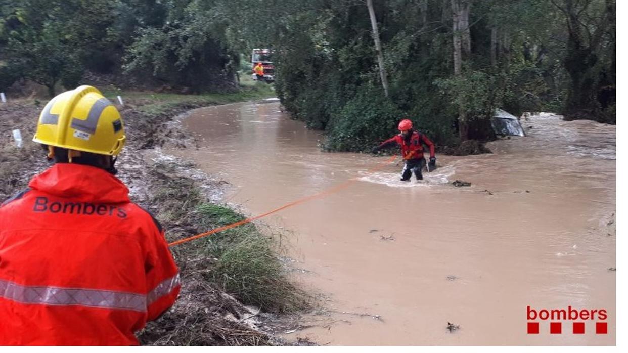 Bomberos, trabajando esta mañana en un servicio en Benifallet