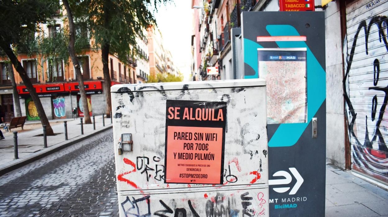 Cartel de la iniciativa «Se alquila» pegado en Malasaña, al lado de la plaza del Dos de Mayo