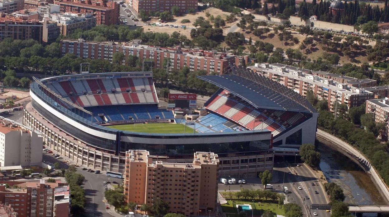 El estadio Vicente Calderón, con la grada sobre la M-30