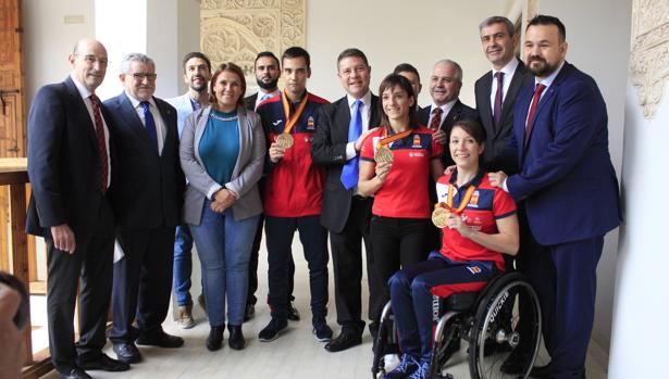 Page recibe a los tres campeones del mundo de karate