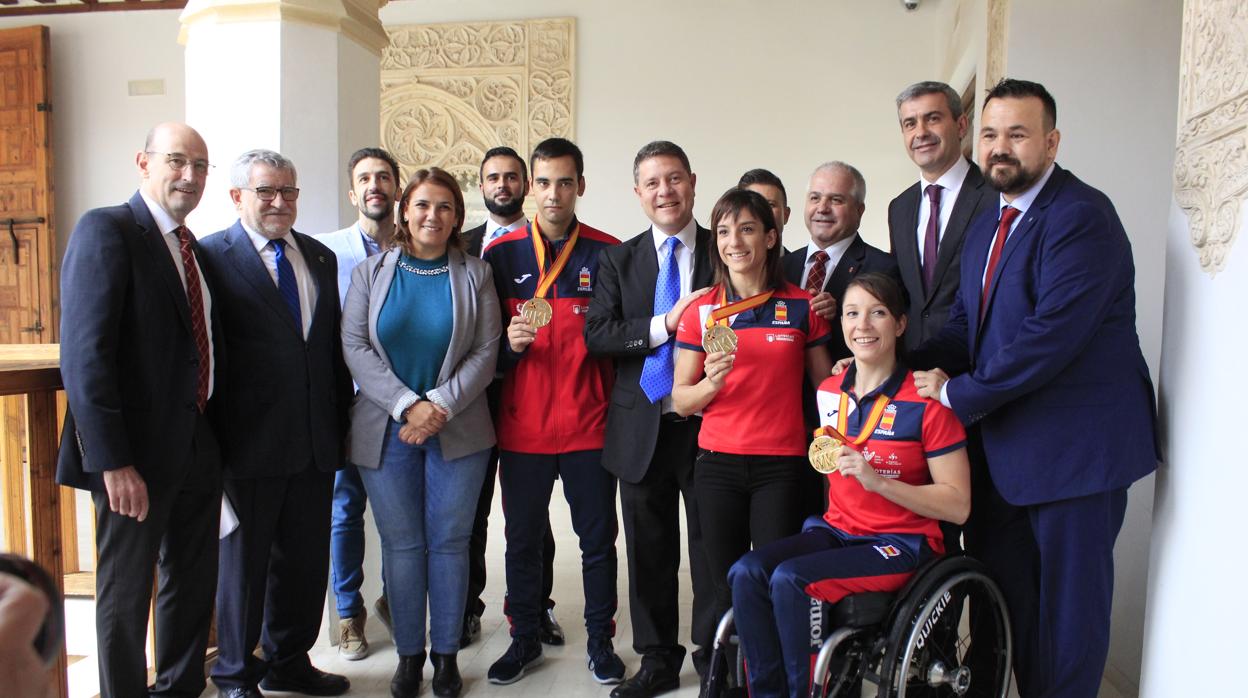 Los tres campeones del mundo con el presidente de Castilla-La Mancha, Emiliano García-Page, y diversos políticos