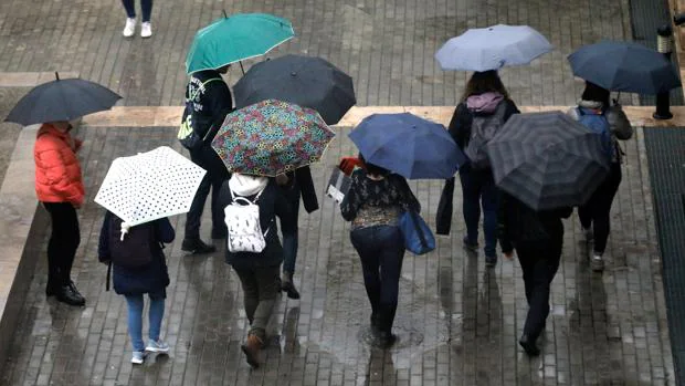 Alerta roja: las lluvias dejan más de 320 litros al sur de Valencia y a 18.500 alumnos sin clase