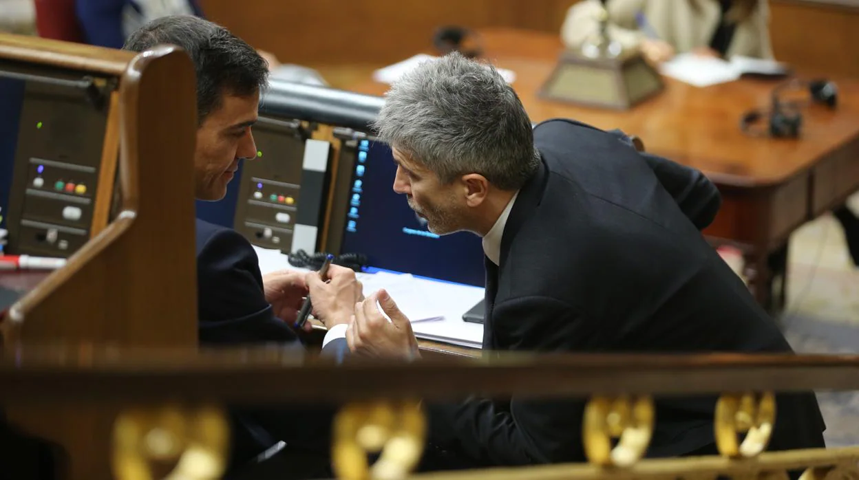 Pedro Sánchez y Fernando Grande-Marlaska en el Congreso de los Diputados