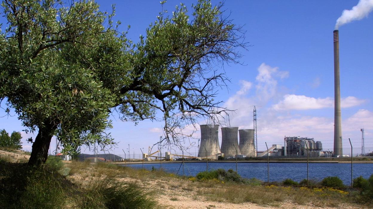 La central térmica de Andorra (en la imagen) tiene casi 600 trabajadores en plantilla. Cerrará en junio de 2020