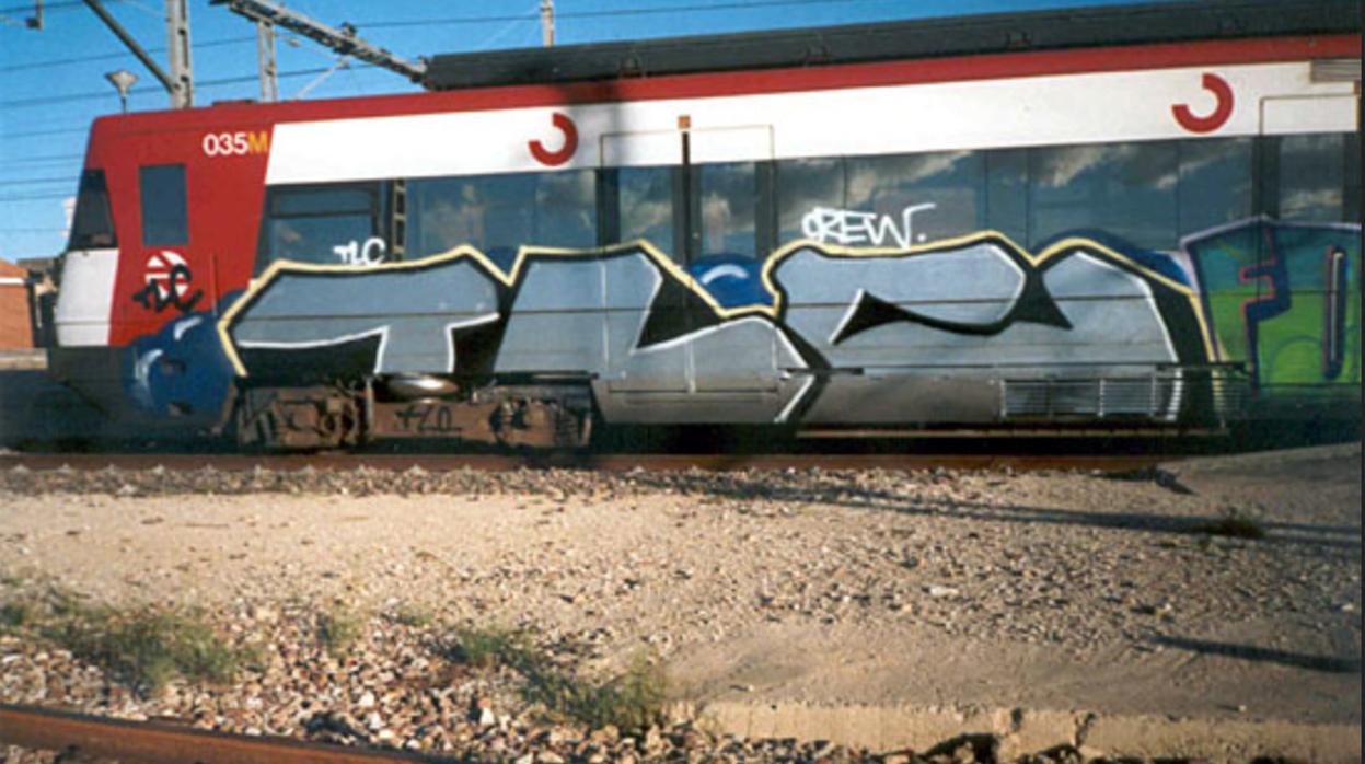 Un tren de Cercanías, pintado con grafitis