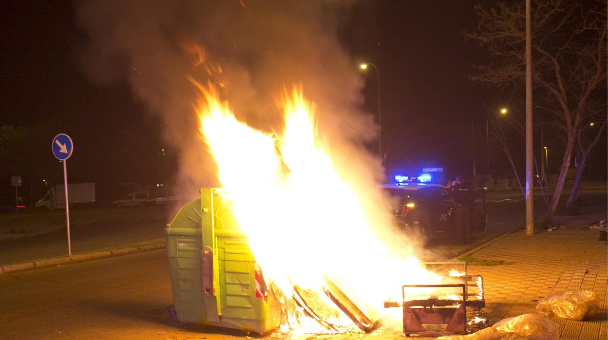 Imagen de archivo de un incendio a un contenedor