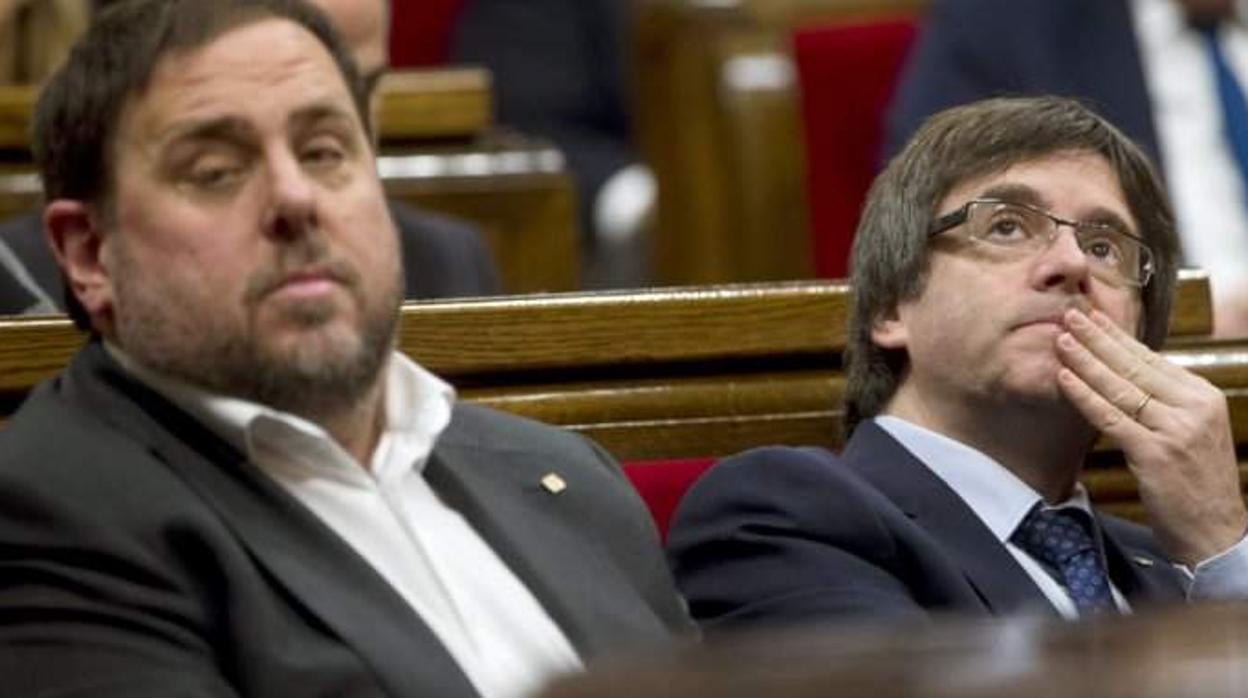 Oriol Junqueras y Carles Puigdemont en el Parlamento de Cataluña