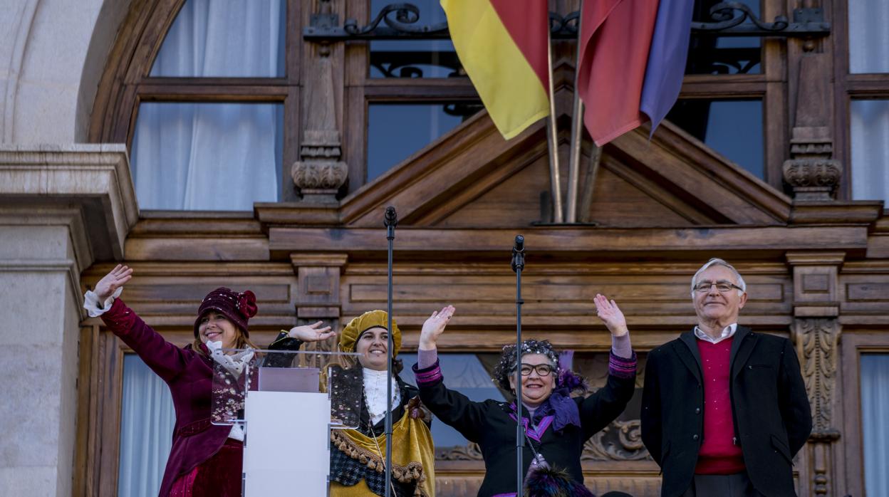 Imagen de Joan Ribó junto a las «magas republicanas» tomada en el balcón del Ayuntamiento de Valencia