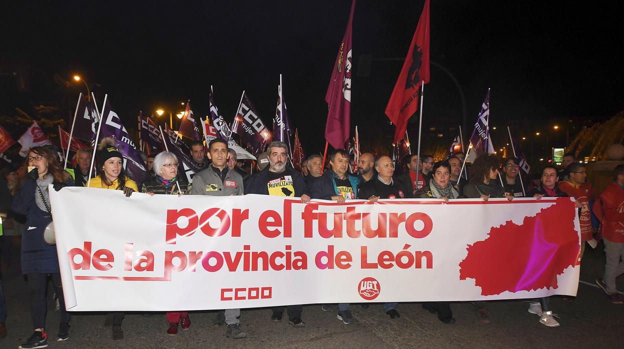 Cabeza de la multitudinaria manifestación, anoche, en León