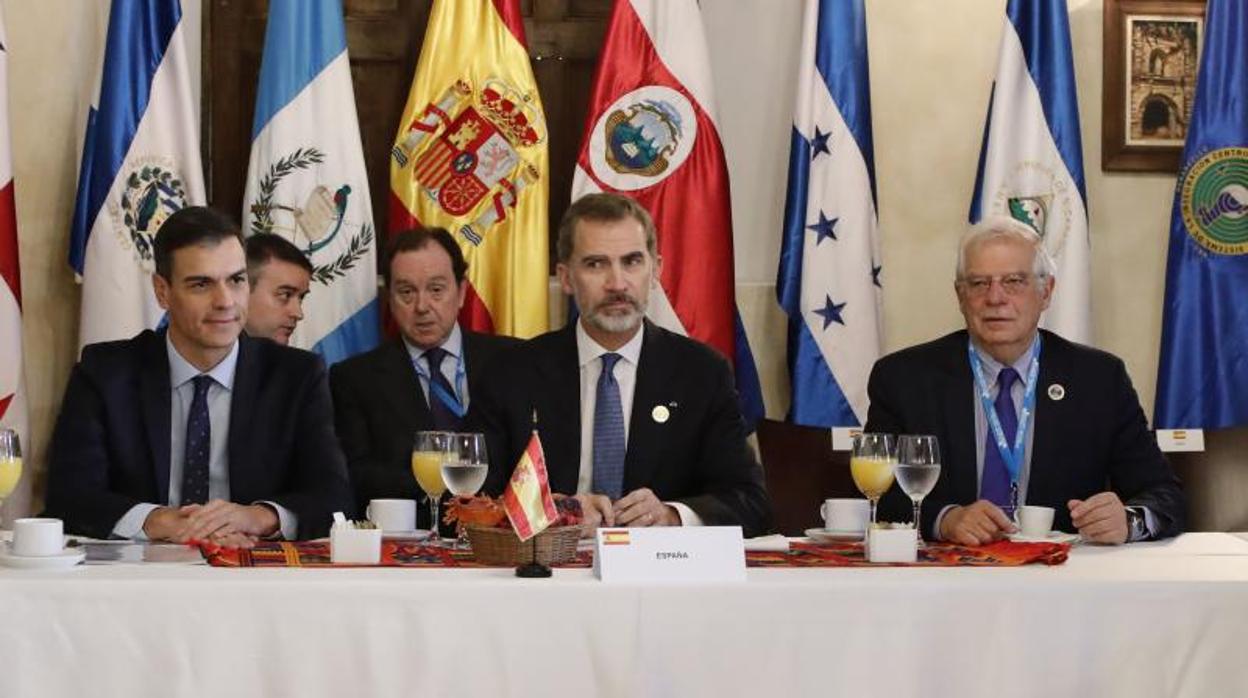 Sánchez (i), el rey Felipe VI y el ministro Borrel (d), en el desayuno oficial de la XXVI Cumbre Iberoamericana
