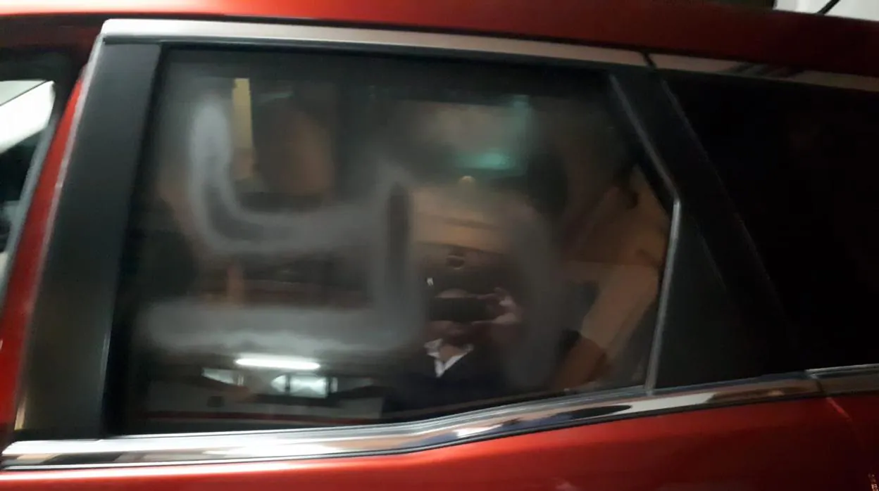 Una esvástica dibujada en el cristal del coche de Alejandro Fernández