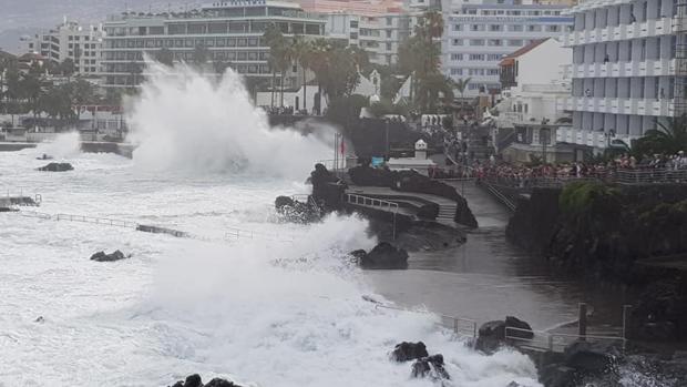 Vídeo: la marea se ceba con Tenerife y origina daños en viviendas y zonas turísticas