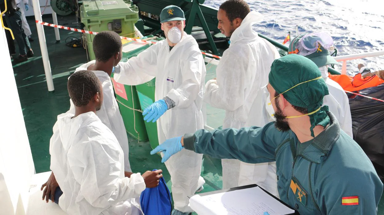 Miguel Ángel Iglesias, en el centro, embargado para Frontex durante la crisis del ébola