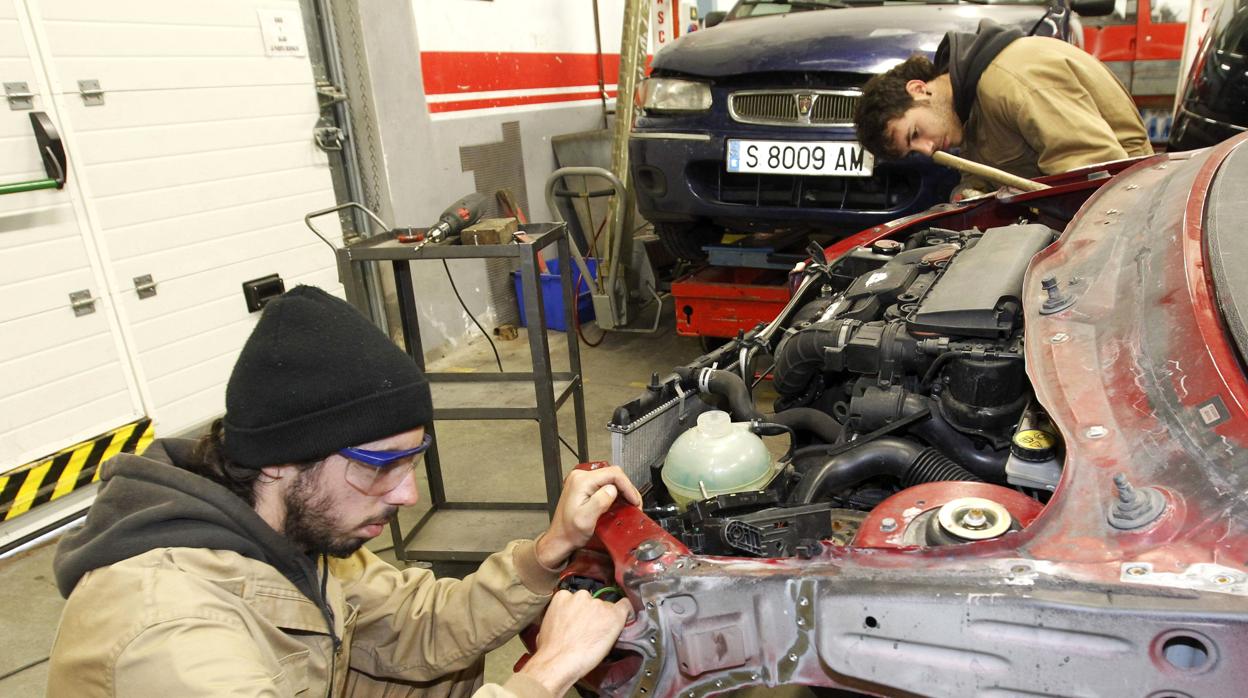 Estudiantes de mecánica del automóvil durante una clase práctica