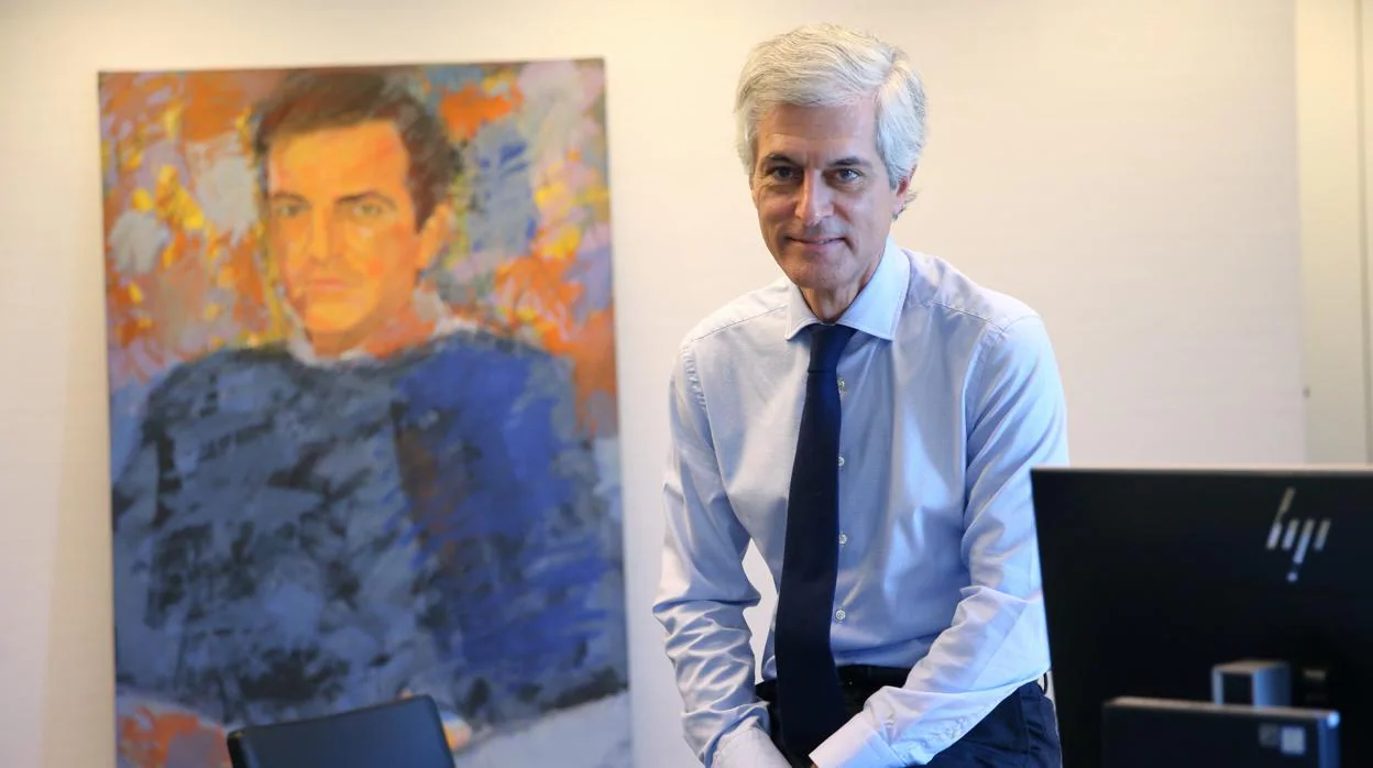 Adolfo Suárez Illana, en su despacho en la sede del PP junto a un retrato de su padre