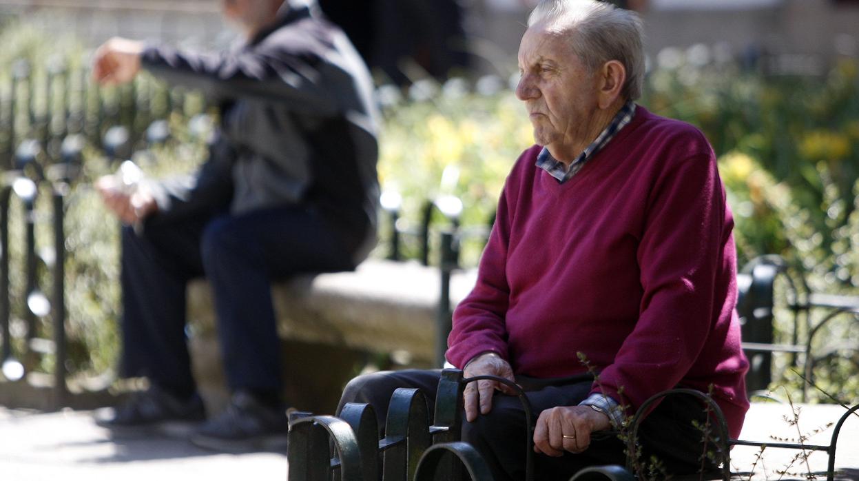 Un hombre de la tercera edad, sentado en un parque de Santiago de Compostela