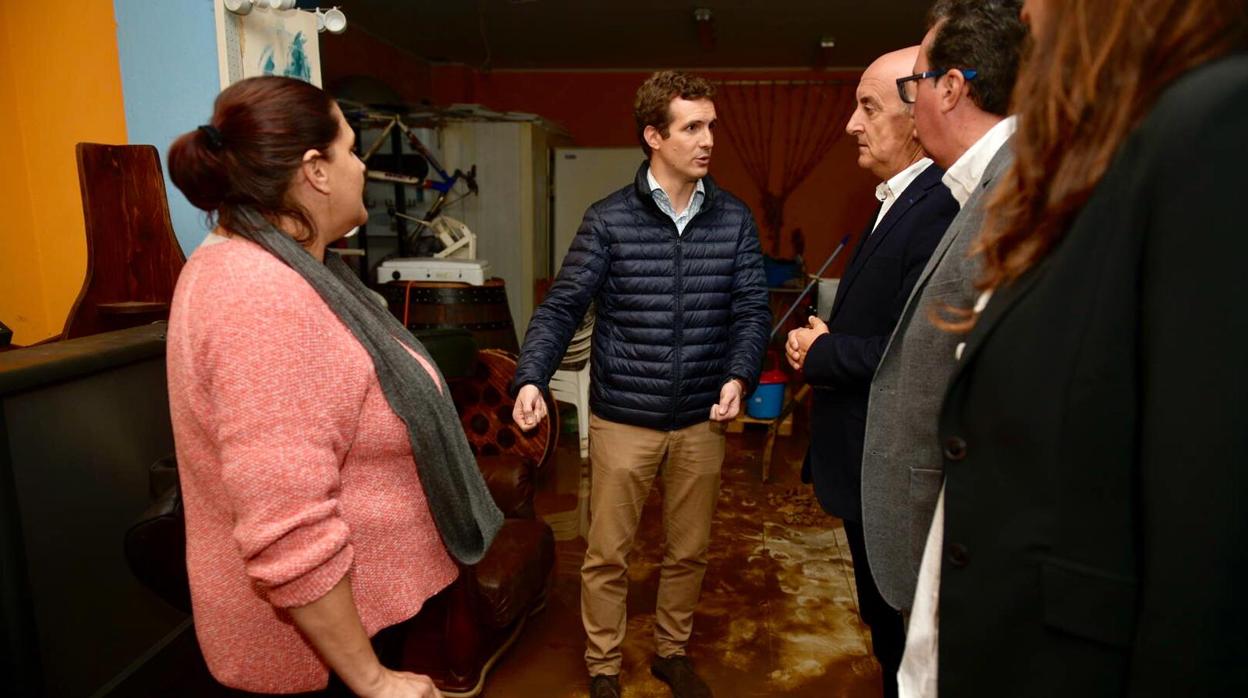 El presidente del PP, Pablo Casado, ha visitado la calle Triana de Lepe, que sufrió inundaciones