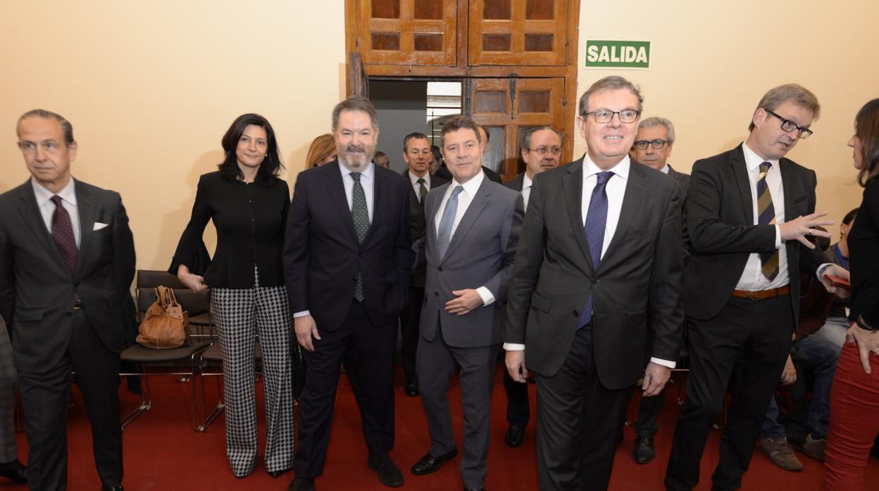 El director de ABC, Bieito Rubido con el presidente de Castilla-La Mancha, Emiliano García-Page: Nieves Reina, directora territorial del Banco de Santanter y el rector de la Universidad regional, Miguel Ángel Collado