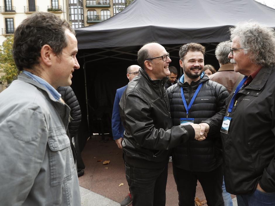 Joseba Agirretxea (2i), saluda a Rufián (2d), y Tardá (d), junto al portavoz de Gure Esku Dago, Ángel Oiarbide