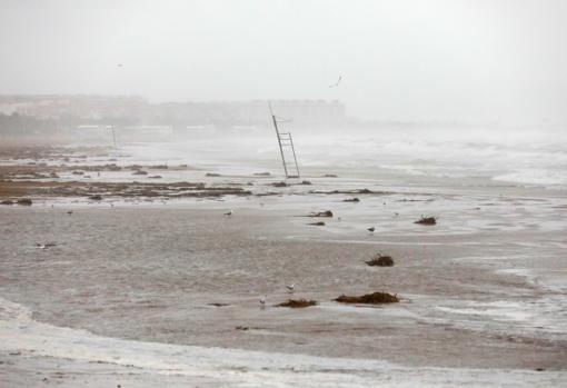 Imagen de los efectos del temporal en la playa de Las Arenas de Valencia