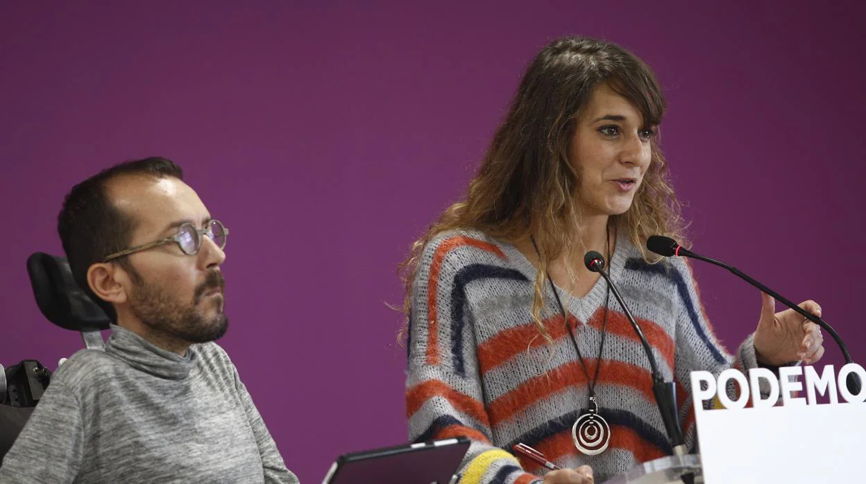 Los portavoces del Podemos, Pablo Echenique y Noelia Vera, hoy en la rueda de prensa