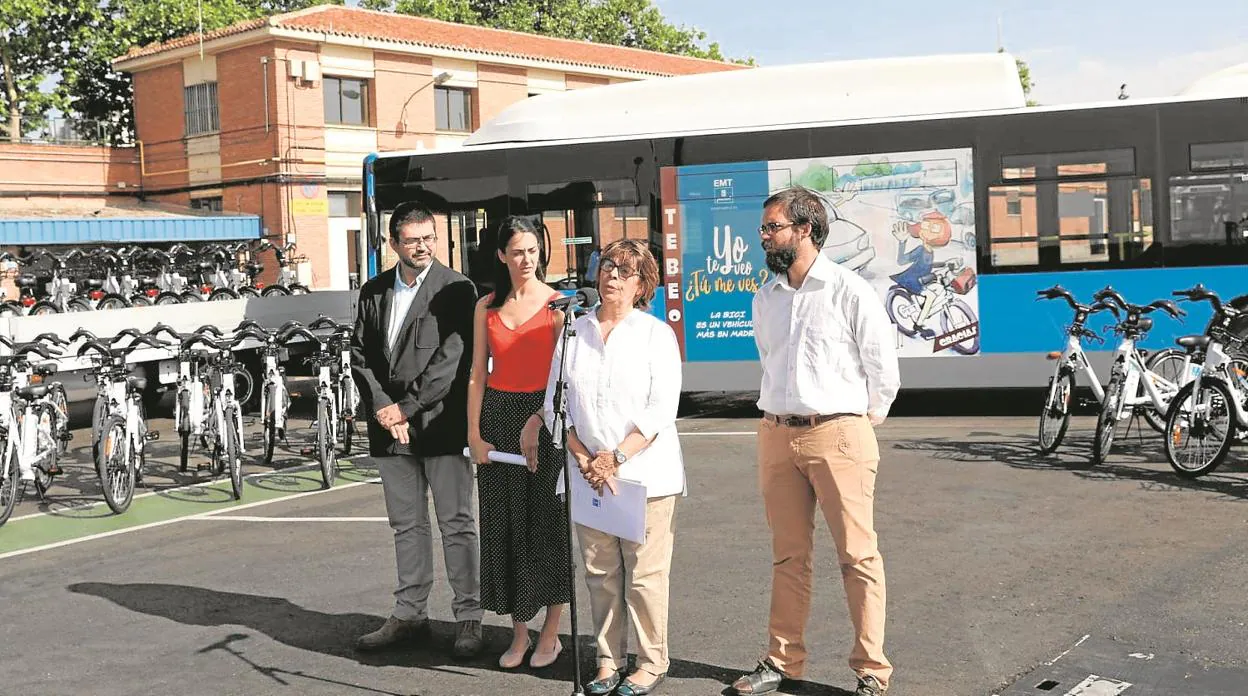 Sabanés, junto a Maestre, Fernández Heredia (derecha) y Sánchez Mato (izquierda) en septiembre de 2016, cuando se comunicó que el Ayuntamiento compraba Bicimad