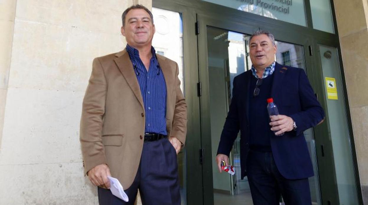 Los hermanos Gregori en la puerta de la Audiencia de Alicante, este martes