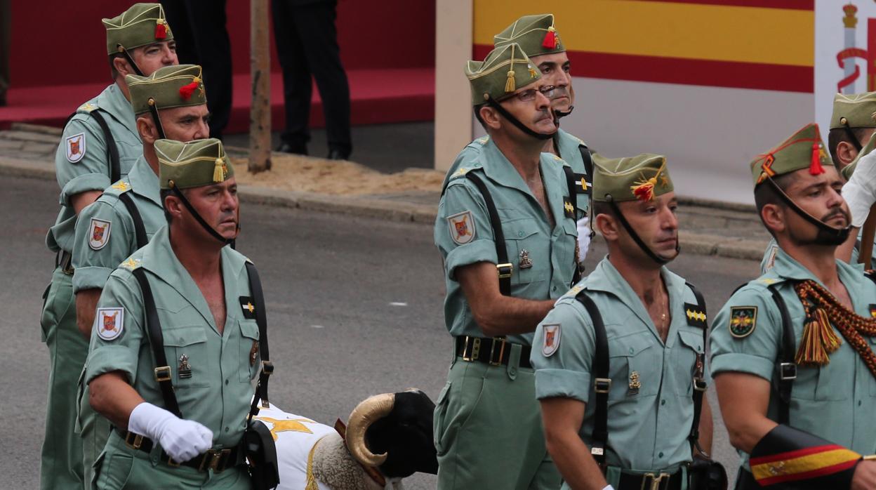 Los legionarios con la cabra en el último desfile del día de la Fiesta Nacional, el 12 de octubre