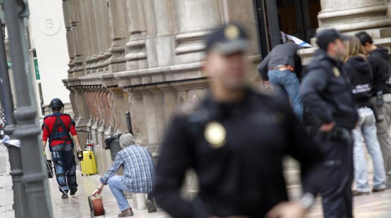 Efectivos de la Policia Nacional en una calle de Valencia