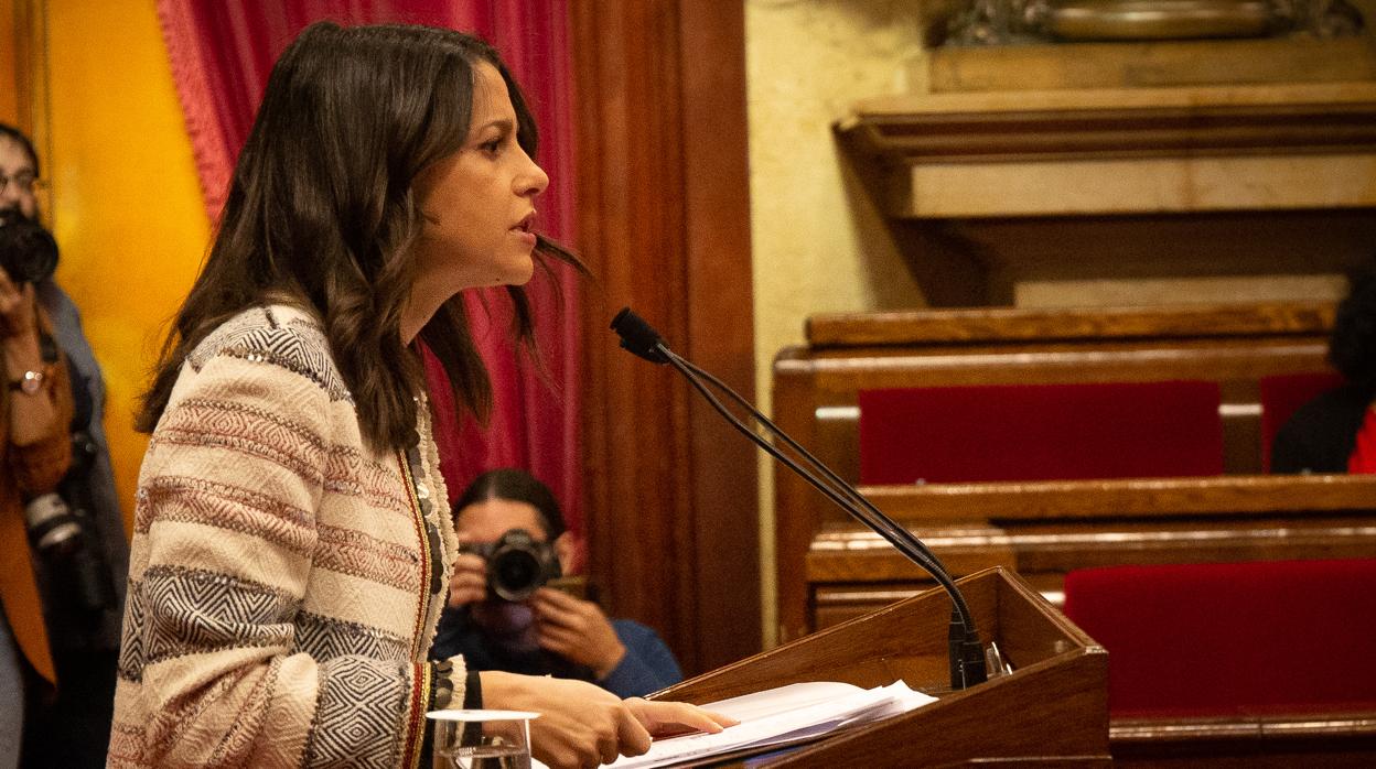 Arrimadas, a Torra: «Usted se va a Euskadi a abrazarse con Otegi y yo voy a la tierra de mis padres a defender sus derechos»