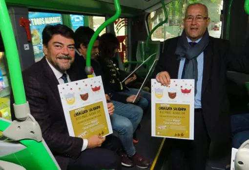 El alcalde en el bus navideño junto al concejal de Transportes, José Ramón González