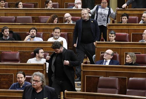 Los diputados de ERC abandonan el Hemiciclo