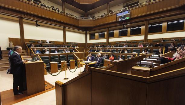 Minuto de silencio en el Parlamento vasco en honor al dirigente de Herri Batasuna Santiago Brouard