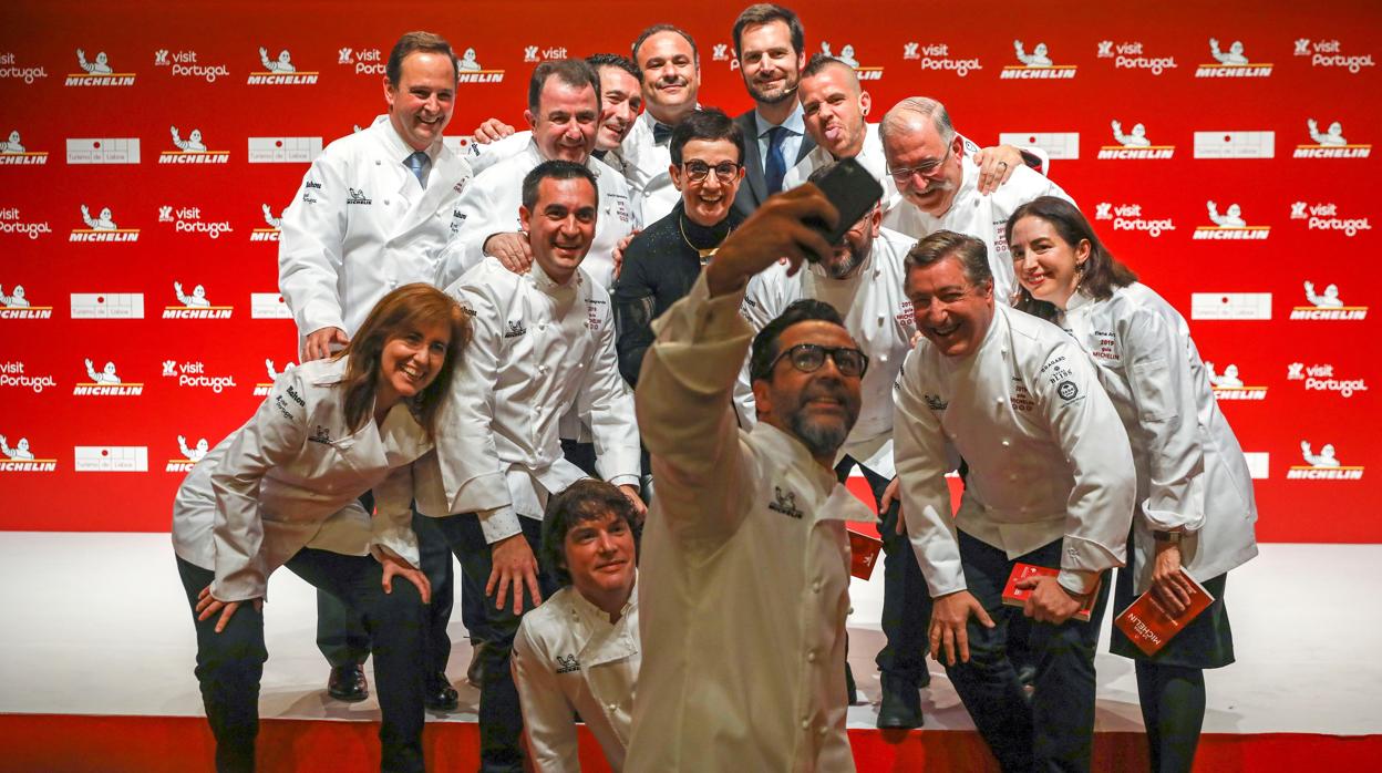 Varios de los cocineros galardonados posan para una foto durante la presentación de la Guía Michelin España &amp; Portugal 2019 celebrada esta noche en Lisboa