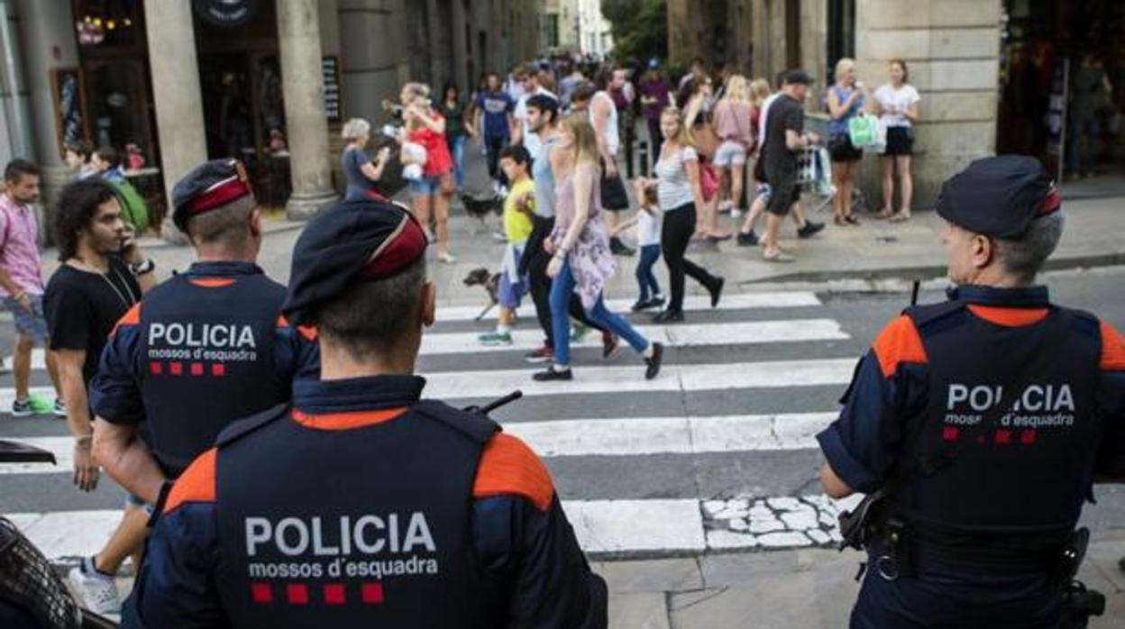 Una unidad de los Mossos d`Esquadra custodian las calles de Barcelona