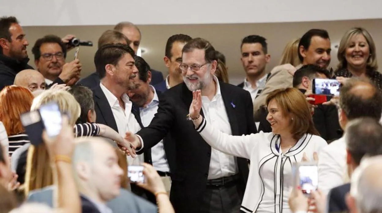 Rajoy aclamado en un acto del PP en Alicante, en mayo de este año