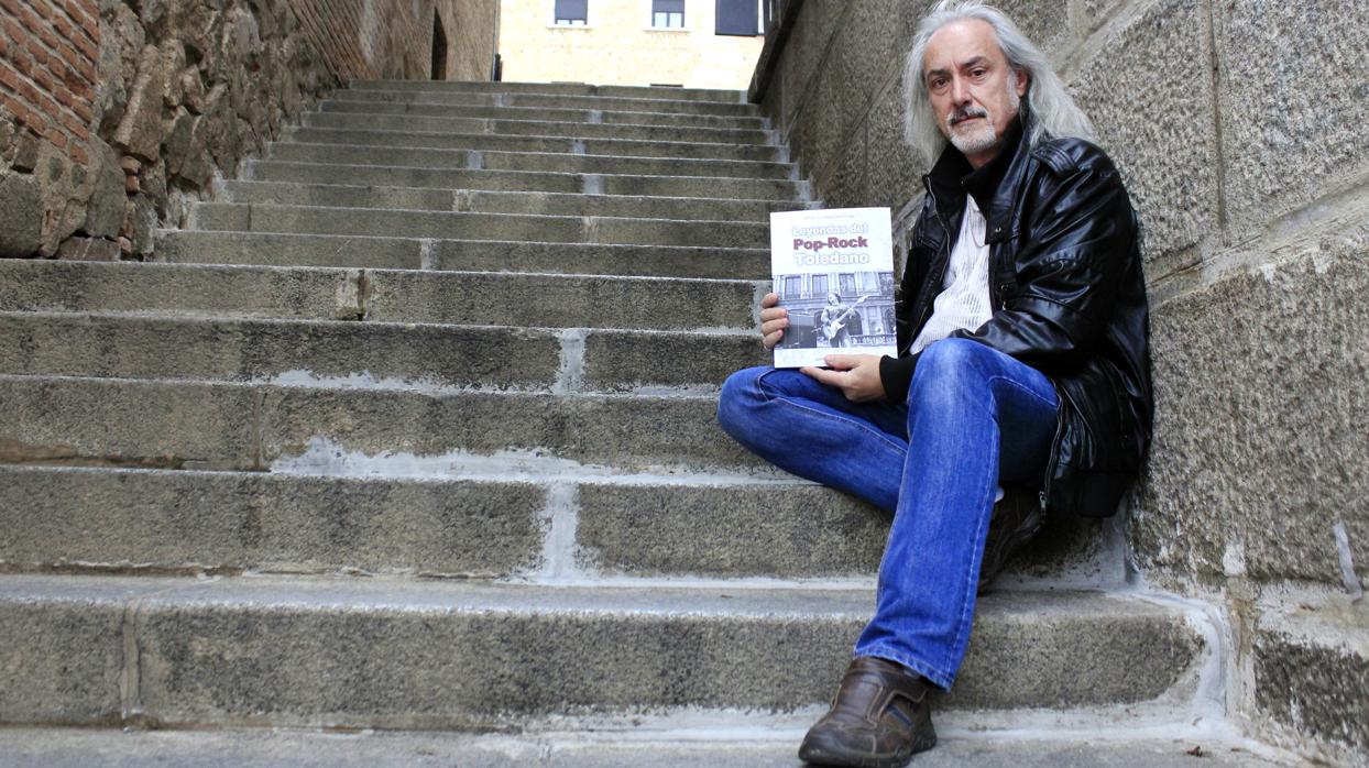 Rafael Escobar, autor del libro «Leyendas del pop-rock toledano»