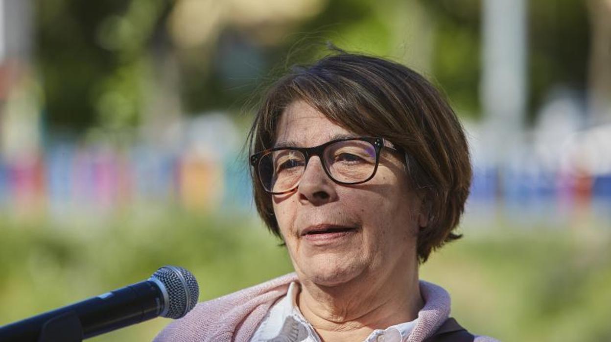 Inés Sabanés, en la rueda de prensa donde anunció la renaturalización del Manzanares, en mayo