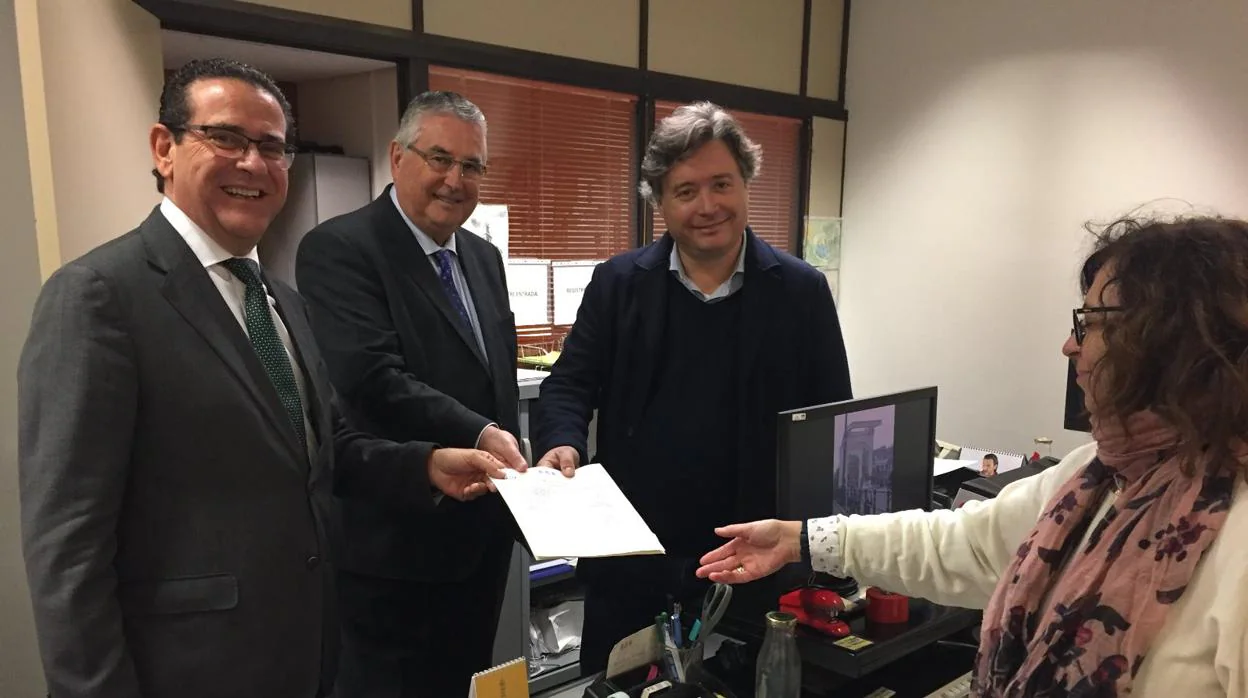 Los diputados Jorge Bellver y Luis Santamaría registran, junto al presidente de Lo Rat Penat, la propuesta