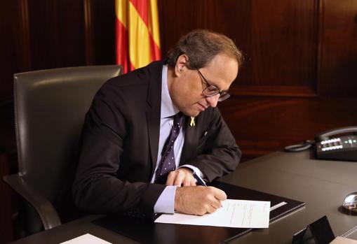 Quim Torra, firmando el decreto de nombramiento de Bosch