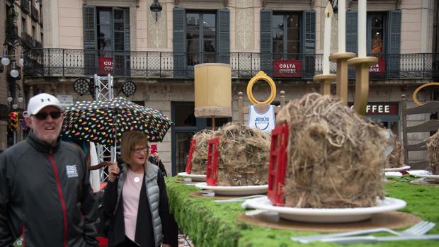 Colau vuelve a armar el belén con un pesebre que representa a Jesús como una silla con babero