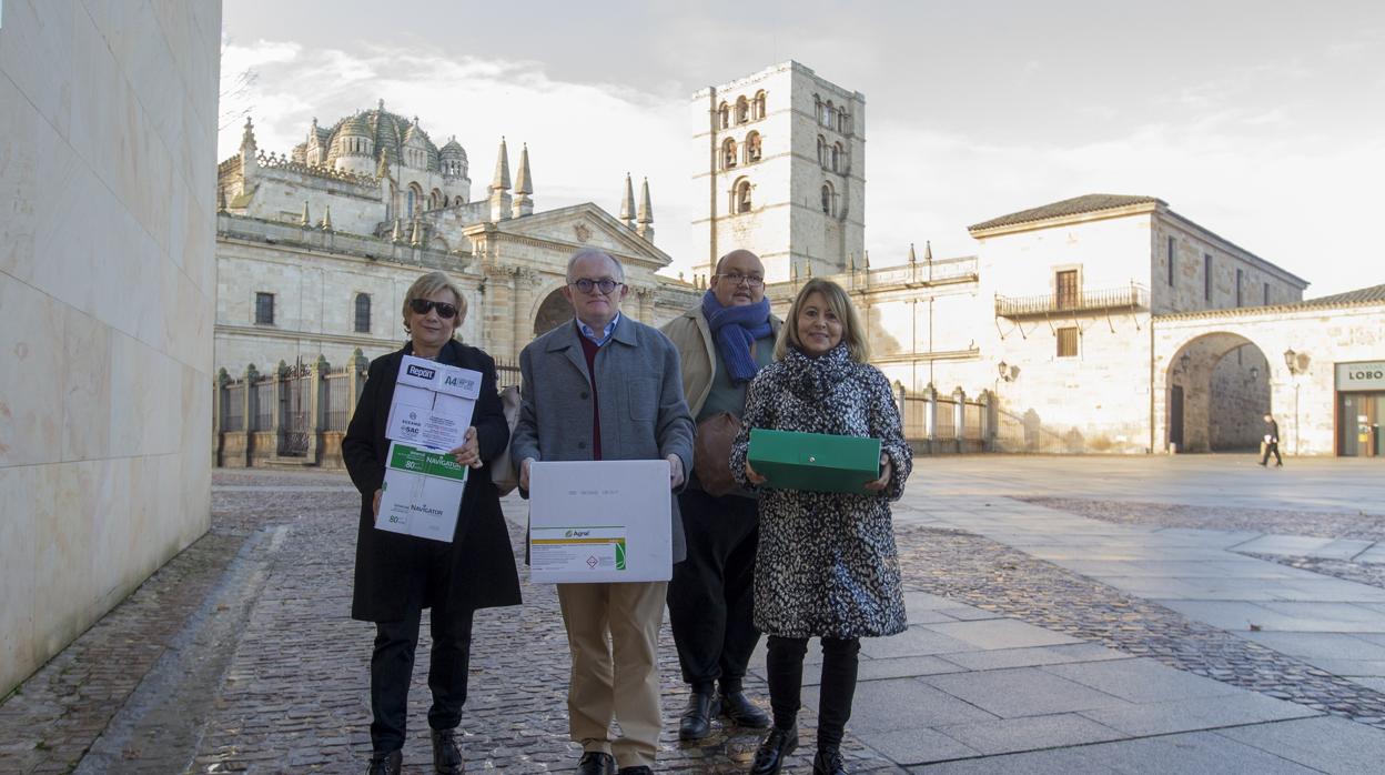 Representantes de Unidos contra el Cáncer, con las 4.004 quejas que llevaron ante el Procurador del Común