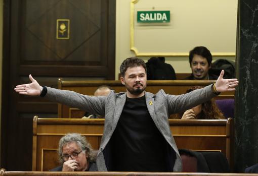 Gabriel Rufián hace aspavientos durante la intervención del minsitro Borrell