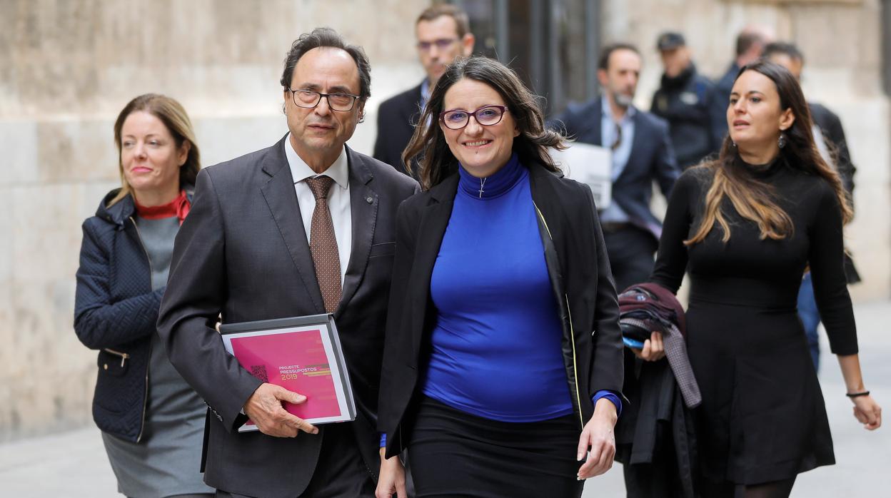 Vicente Soler, Conseller de Hacienda, y Mónica Oltra, vicepresidenta del Consell, tras la firma de los presupuestos