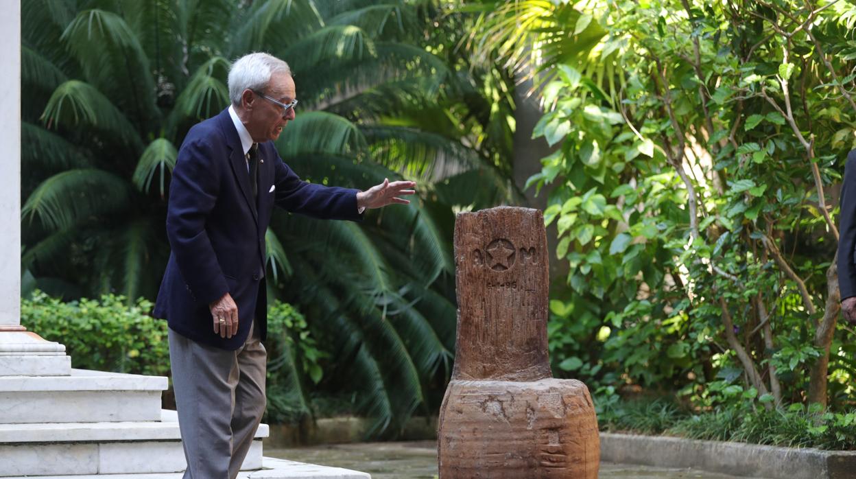 El historiador cubano,Eusebio Leal se acerca a la "silla de Maceo"